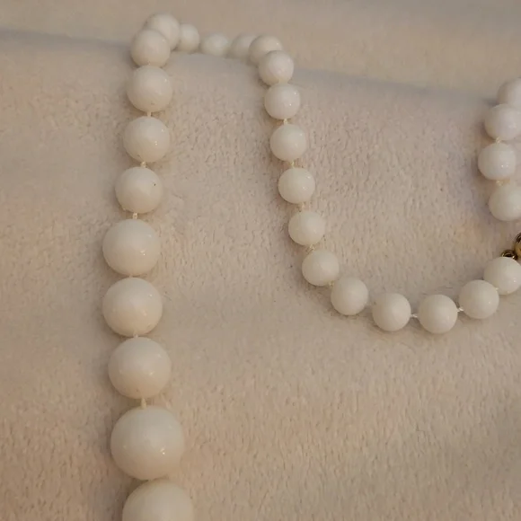 Vintage Set of Two Red and White Acrylic Graduated Beaded Necklaces - Picture 4 of 10